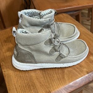 Woman’s size 6 hey dude great condition